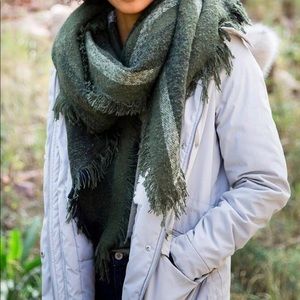 NWT Buckle Triangle Metallic Blanket Scarf